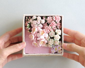 Pink Paper Flower Gift Set - Assorted flowers & mini card set - Made of mulberry paper - Box with lid included