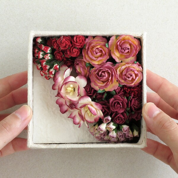 Burgundy Paper Flower Gift Set - Assorted flowers & mini card set - Made of mulberry paper - Box with lid included