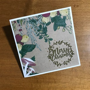 Tarjeta de felicitación navideña hecha a mano con diseño de hongos de Cottagecore, 5,5" x 5,5", interior en blanco, incluye sobre a juego y sello de cera autoadhesivo