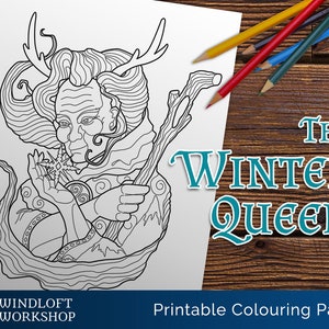 Peut inclure: Un dessin au trait noir et blanc d'une femme avec des bois de cerf, tenant un flocon de neige. Le texte "The Winter Queen" est écrit en lettres bleues sur un fond en bois. Le texte "Printable Coloring Page" est écrit sous l'image.