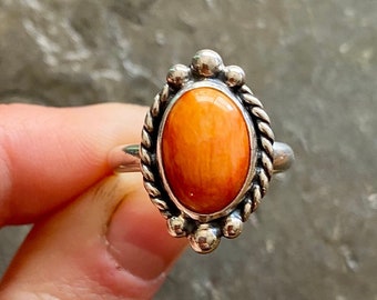 SIZE 10 Orange Spiny Oyster Shell Sterling Silver Oval Stone Simple EveryDay Statement Southwest Ladies Cocktail Ring