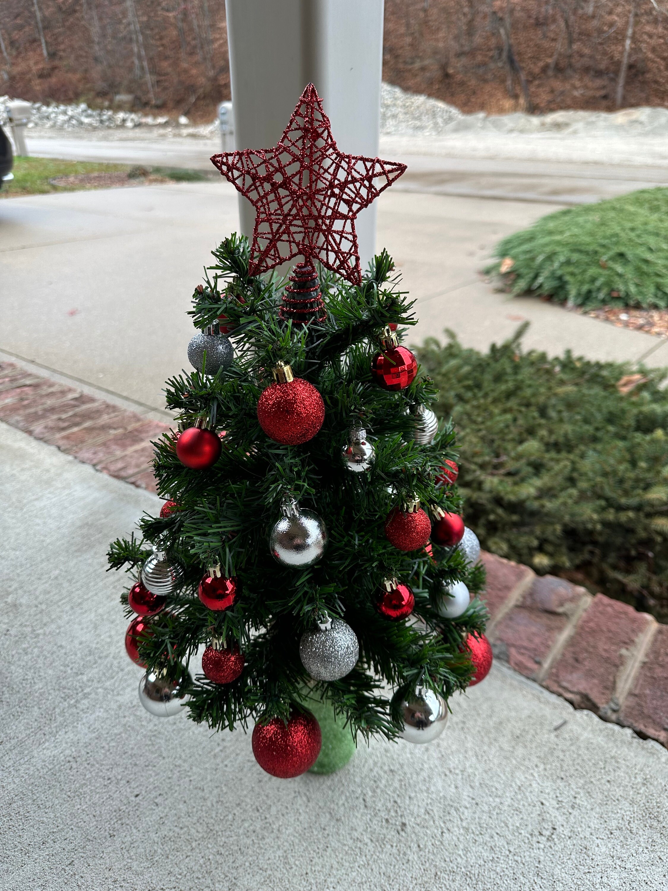 Small Table Top Christmas Tinsel Tree – Mini Unlit Decor For Grave, Cemetery, Or Home – Green, Gold/Silver, Red