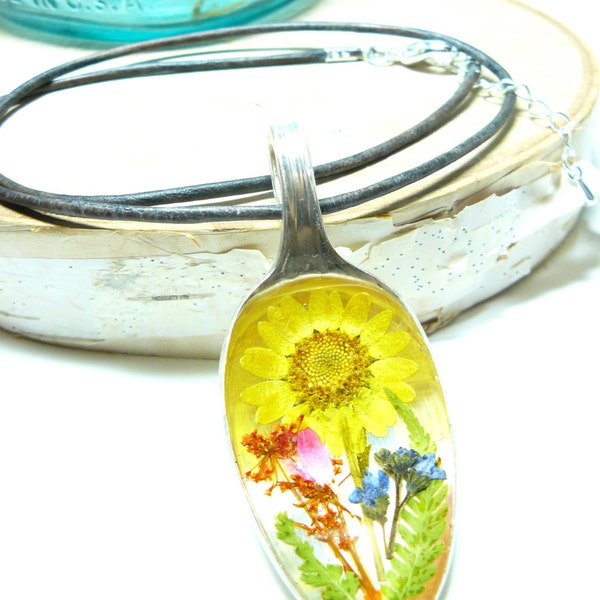 Real Flower Necklace, Spoon Pendant, Daisy Jewelry, Flowers in Resin, Real Botanical Necklace, Gift For Gardeners, Upcycled Spoon Jewelry