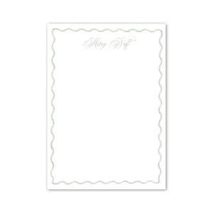 Peut inclure: Un bloc-notes blanc avec une bordure festonnée verte et le nom "Mary Neff" écrit en cursive en haut.