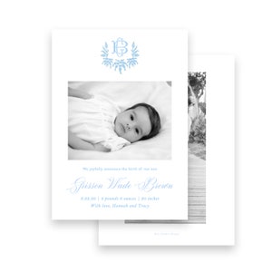 Anúncio de nascimento de bebê - coroa de flores com monograma azul para meninos - por Kate Chambers Designs