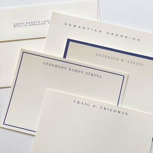 Papelaria masculina com cartões simples, planos e em azul marinho ou preto, da Kate Chambers Designs