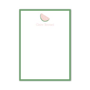 Puede incluir: Papelería blanca con borde verde e ilustración de una rodaja de sandía. El texto "Claire Tennant" está impreso en gris claro debajo del gráfico de la sandía. La papelería es rectangular.