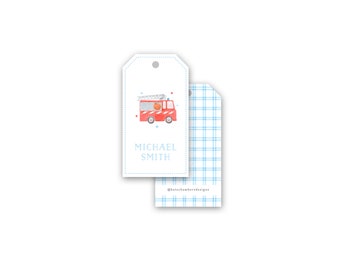 Etiquetas de regalo para niños de camión de bomberos con cuadros de cuadro vichy rojo y azul acuarela