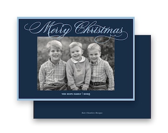 Op de afbeelding: Een marineblauwe kerstkaart met een lichtblauwe rand. De voorkant heeft een zwart-witfoto van drie kinderen en de woorden "Merry Christmas" in cursief. De tekst "THE HOPE FAMILY | 2025" is ook zichtbaar.