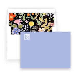 Tarjetas de papelería para mujer con sobre forrado con monograma de campos de fresa de bígaro negro