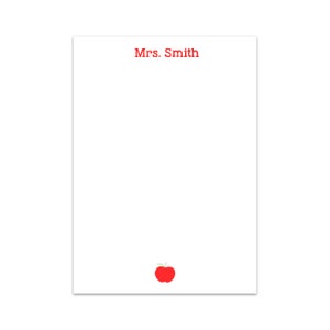 Puede incluir: Un bloc de notas blanco con el texto "Mrs. Smith" en rojo en la parte superior y una manzana roja con un tallo verde en la parte inferior.