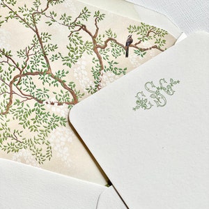 Tarjetas de papelería para mujer con sobres rayados de color verde chinoiserie con acuarela