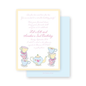 Puede incluir: Una invitación a una fiesta de té para el sexto cumpleaños de Lib y el tercer cumpleaños de Amelia. La invitación es de color amarillo y azul y presenta una tetera y tazas de té con diseños florales rosas y azules. El texto dice "Té para dos y dos para el té. Estás invitado a una doble fiesta de cumpleaños! ¡Usa tu vestido más elegante, trae tu muñeca favorita y únete a nosotros para celebrar el sexto cumpleaños de Lib y el tercer cumpleaños de Amelia. Domingo 17 de septiembre a las 2 de la tarde. Confirma tu asistencia al [número de teléfono]. No se aceptan regalos, por favor."