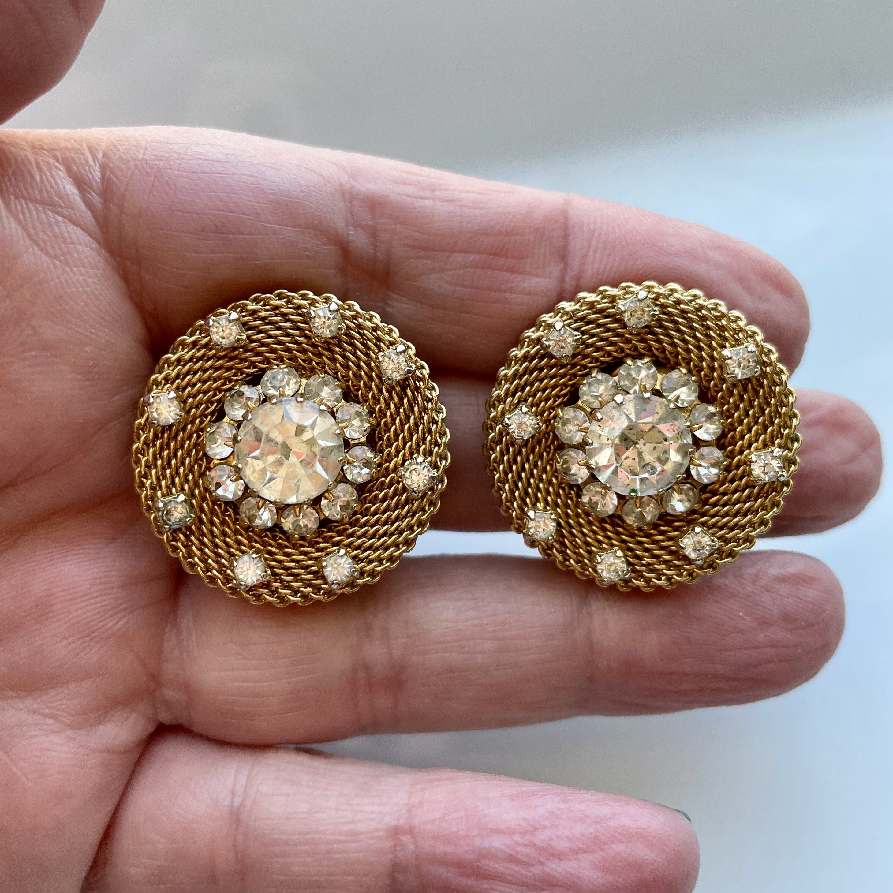 ◆VINTAGE HOLLYWOOD◆ Bumpy Round Earrings VH239OEA003B Vintage Hobe Round Clip on Earrings, 1950s Gold Tone Mesh