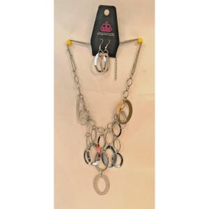 Nwt paparazzi silver tone  statement necklace with earrings