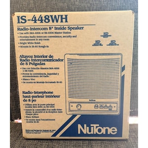 Puede incluir: Una caja de cartón para un altavoz interior de radio intercomunicador NuTone IS-448WH de 8 pulgadas. La caja presenta texto y gráficos azules sobre un fondo beige, detallando la compatibilidad con estaciones maestras IMA-4006 o IM-4406.