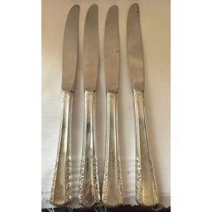 4 International Holmes & Edwards May Queen Silverplate 9-1/2&quot; Dinner Knives