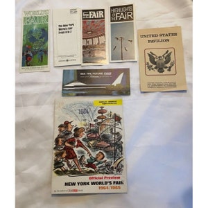 Puede incluir: Una colección de folletos vintage para la Feria Mundial de Nueva York de 1964-1965. Los folletos presentan ilustraciones coloridas y texto sobre las atracciones de la feria, incluido el Pabellón de los Estados Unidos, la exhibición 'Ver el futuro primero' y la exhibición 'El árbol en la feria'.