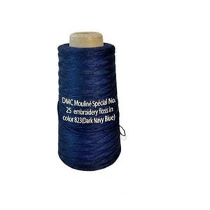 Puede incluir: Una bobina de hilo de bordar DMC Mouliné Spécial No. 25 azul marino oscuro. La etiqueta dice "DMC Mouliné Spécial No. 25 hilo de bordar en color 823(Azul marino oscuro)". El núcleo de la bobina es de cartón.