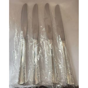 4 International Holmes & Edwards May Queen Silverplate 9-1/2&quot; Dinner Knives NEW