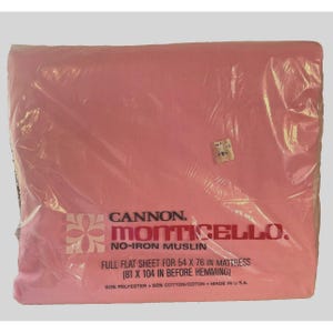 以下が含まれることがあります： ピンクのフラットシーツがプラスチックに包まれています。シーツには「Cannon Monticello No-Iron Muslin」と表示されており、54 x 76 インチのマットレス用です。シーツはヘミング前に 81 x 104 インチです。ポリエステル 50%、コットン 50% 製です。