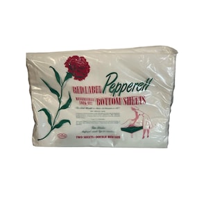 Puede incluir: Un paquete de dos sábanas bajeras Pepperell Red Label reversibles de ajuste ceñido para una cama de matrimonio.