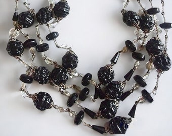Collana con perle di vetro modellato nero non firmata HATTIE CARNEGIE, 4 fili multipli, cristalli, vintage non firmato