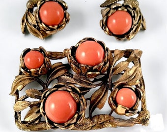 Parure de broches et boucles d'oreilles Art nouveau en verre corail, monture florale, haut relief, à clip, vintage rare