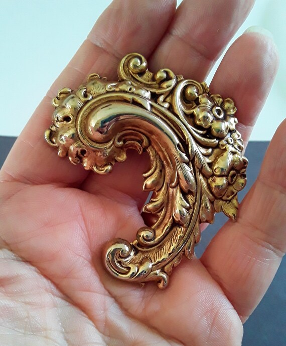 Art Nouveau Repousse Gold Tone Brooch, Acanthus L… - image 7