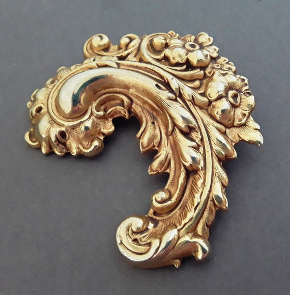 Art Nouveau Repousse Gold Tone Brooch, Acanthus L… - image 2