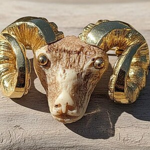Broche vintage Razza Aries con cabeza de carnero, broche zodiacal de imitación de hueso en tono dorado, figurativo, firmado.