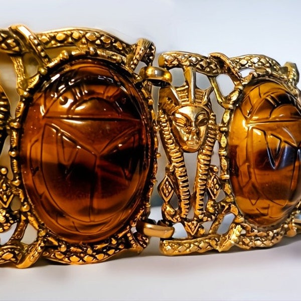 Ägyptisches Revival Skarabäus Armband, Cleopatra Figuren, geschnitzte Lucite Schildpatt, Antike Gold Ton, Vintage