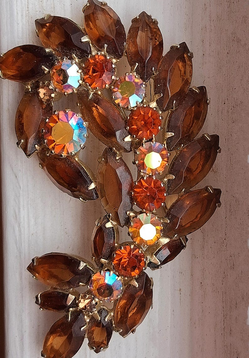 1960s-topaz-aurora-borealis-rhinestone-paisley-brooch-unsigned-gold