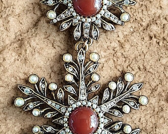 ZENTALL-hangbroche, tweedelig sneeuwvlok/bloemdessin met cabochons van carneoolglas en nepparels, vintage