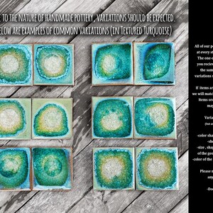 K&ouml;nnte beinhalten: Handgefertigte Keramikfliesen mit strukturierten t&uuml;rkisfarbenen Designs. Das Bild zeigt Beispiele f&uuml;r Variationen in Farbe, Form und Textur. Der Text besagt, dass Variationen zu erwarten sind.
