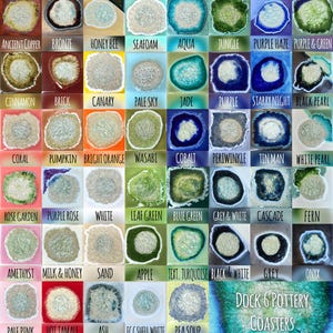 K&ouml;nnte beinhalten: Eine Sammlung handgefertigter Dock 6 Pottery Untersetzer in verschiedenen Farben und Designs. Jeder Untersetzer hat ein einzigartiges, von Achat inspiriertes Muster mit Namen wie "Aqua", "Purple Haze" und "Hot Tamale". Die Untersetzer sind quadratisch und f&uuml;r die Heimdekoration geeignet.