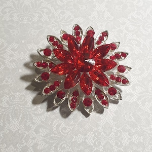 Roten Strass Blumen Brosche Pin Schmuck silber Ton Metall Kostüm Geschenk Oma