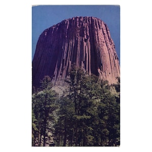 Carte postale vintage représentant la Devils Tower Wyoming Mike Roberts Sundance Mountain