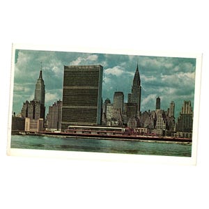 Cartolina d'epoca del 1969 con lo skyline di Manhattan e l'Empire State Building della Chrysler