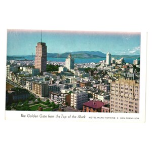 Peut inclure: Carte postale vintage représentant un paysage urbain de San Francisco, avec le Golden Gate Bridge en arrière-plan. L'image comprend plusieurs grands bâtiments et le texte "The Golden Gate from the Top of the Mark".