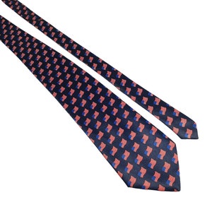 Peut inclure: Une cravate bleu foncé avec un motif répété de petits drapeaux américains rouge, blanc et bleu.