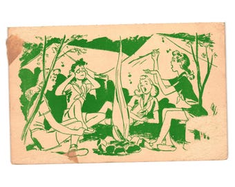 Könnte beinhalten: Eine rechteckige Vintage-Postkarte mit einer grünen Tuschezeichnung von vier Personen, die vor Zelten um ein Lagerfeuer sitzen. Die Szene zeigt eine Gruppe bei einer Outdoor-Aktivität, wobei kleine Noten in der Luft schweben.