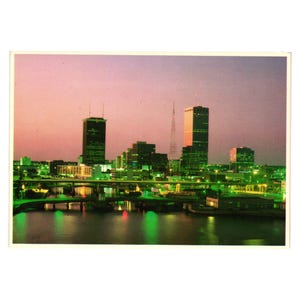 Cartão postal colorido vintage com o horizonte de Tampa, Flórida, da Sun Coast Night Lights Tourism