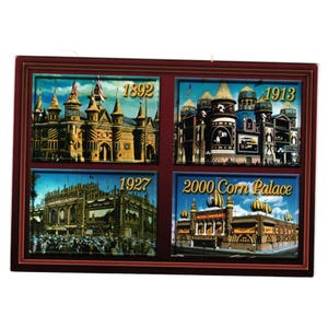 Könnte beinhalten: Ein gerahmtes Kunstwerk mit vier Tafeln, die den Corn Palace in Mitchell, South Dakota, zeigen. Jede Tafel zeigt ein anderes Jahr: 1892, 1913, 1927 und 2000. Das Kunstwerk hat einen dunkelroten Rahmen.