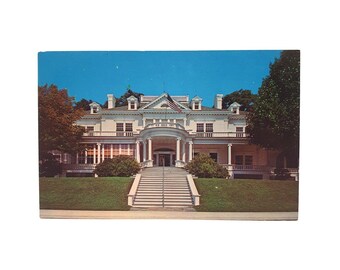 Puede incluir: Postal vintage que muestra un edificio grande, blanco, de dos pisos con una entrada grandiosa y múltiples columnas. Una larga escalera conduce al edificio, con un cielo azul claro. Hierba verde y árboles enmarcan el edificio.