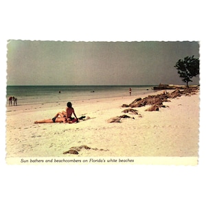 Cartão postal vintage de praia da Flórida retratando banhistas passeando pela praia em areias brancas