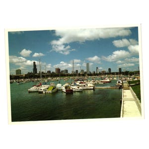 Cartão postal vintage do horizonte de Chicago, porto, barcos da marina da cidade ventosa, vista da estrada