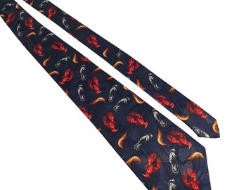 Puede incluir: Una corbata de seda azul oscuro con un patrón repetido de langostas rojas y peces dorados y plateados.