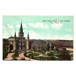 Puede incluir: Postal antigua que muestra Jackson Square y la Catedral de San Luis en Nueva Orleans, Luisiana. La imagen muestra la catedral con sus altas agujas, una plaza central y edificios circundantes bajo un cielo azul. Texto: "Jackson Square, showing St. Louis Cathedral, New Orleans, La."