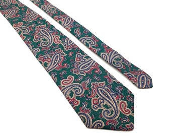 Könnte beinhalten: Eine grüne Krawatte mit Paisley-Muster und roten, blauen und goldenen Akzenten.